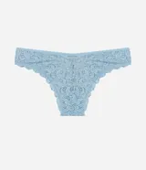 Bombacha bikini Lov confeccionada en encaje rústico con textura floral, de laterales anchos y cintura elástica con aplique de moño y dije colgante.