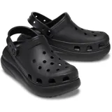 Zuecos Crocs Classic Crush Clog en color beige con plataforma alta, perforaciones superiores para ventilación y personalización, y tira trasera pivotante.