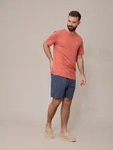 Short de baño texturizado color azul con cintura elástica y cordón ajustable.