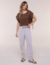 Pantalón de lino de calce holgado y caída ligera, con estampado de rayas verticales en tonos celestes y blancos. Cuenta con cintura elastizada fruncida con cordón ajustable al frente, bolsillos laterales y pierna recta.