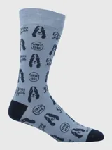 Calcetín de caña media color gris azulado con estampado de la marca Hush Puppies, incluyendo el logo del perro Basset Hound y el texto 'Since 1958'. Presenta talón y puntera en color azul marino.