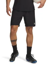 Shorts deportivos Under Armour Challenger Pro de color negro, con diseño ultraligero y elástico, cintura ajustable con cordón y el logo de la marca en la pierna izquierda.