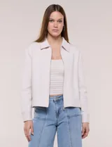 Camperita corta blanca de punto elastizado, con cuello camisero, cierre frontal completo y mangas largas con puños anchos abotonados.