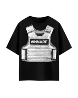 Remera oversize de algodón peinado, color negro, con estampado frontal de un chaleco táctico en tonos blanco y gris con la inscripción VINNARE.