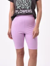 Biker short de tiro alto, confeccionado en tejido elástico liso.