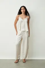 Pantalón negro de corte recto.