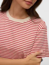 Remera de manga corta con hombros caídos y cuello redondo, confeccionada en tejido de punto de algodón orgánico con diseño de rayas horizontales.
