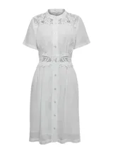 Vestido midi de lino orgánico y viscosa color blanco, con cuello mao, mangas cortas, cierre frontal con botones y detalles de encaje transparente en el pecho y la cintura.