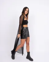 Kimono largo de tul negro con mangas largas.