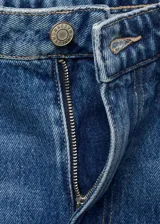 Pantalón de jean estilo barrel con diseño balloon, tiro alto y cinco bolsillos. Cuenta con cierre frontal de cremallera y botón, y trabillas en la cintura.
