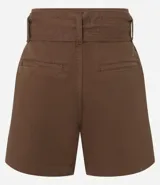 Short de cintura media color crudo, con cinturón de lazo y bolsillos laterales.