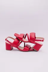 Sandalias color crema con tiras acolchadas y taco cuadrado.