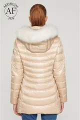 Campera negra con diseño acolchado en ondas, cierre central con cremallera de doble carro, bolsillos y capucha desmontable con pelo sintético negro.