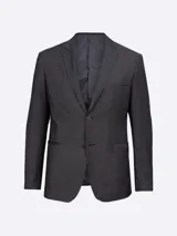 Traje de corte slim compuesto por saco con solapas, bolsillos laterales y forro interior, y pantalón a juego con bolsillos frontales y traseros.