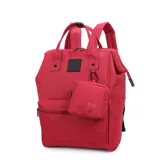 Mochila de lona color fucsia con diseño de apertura superior rígida y múltiples compartimentos. Incluye un monedero desmontable coordinado, bolsillo frontal con cierre, bolsillos laterales y un bolsillo de seguridad en el panel trasero. Posee asas de mano superiores y correas de hombro ajustables.