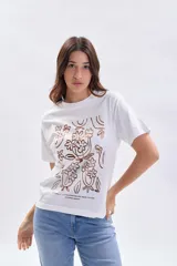 Remera de manga corta color blanco con cuello redondo y estampa frontal de flores en acabado metalizado color cobre.