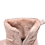 Bota corta acolchada color rosa metalizado, con plataforma y suela de goma.