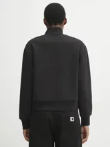 Chaqueta Carhartt modelo Detroit, confeccionada en tejido de algodón y poliéster, con cierre frontal completo, cuello alto y bolsillo con cierre en el pecho que incluye el logo de la marca.