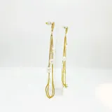 Aros colgantes dorados con perlas de río y cadenas finitas.