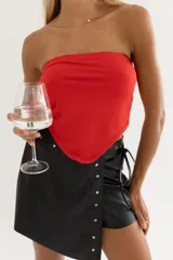 Top strapless rojo de lycra con elástico en la parte superior y terminación en pico.
