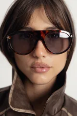 Lentes de sol con armazón de diseño aviador en estampado carey y cristales oscuros con protección UV400.