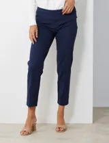 Pantalón negro de gabardina elastizada, marca Zac & Rachel. Corte recto, pretina ancha pespunteada, bolsillos simulados y largo al tobillo.
