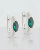 Caravanas tipo argolla de plata 925 con acabado mate y piedra de cristal facetada en color verde esmeralda engarzada en el centro.