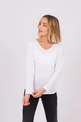 Camiseta blanca de manga larga con escote en V y detalle bordado en el centro del pecho.