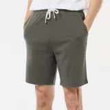 Bermudas de chándal color verde militar, confeccionadas en tejido de muletón ligero, con cintura elástica y ajuste estándar.
