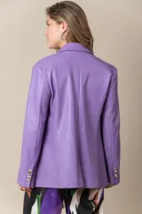Blazer entallado de cuero color lavanda, con cuello y solapa, bolsillos ojal delanteros y doble hilera de botones metálicos decorativos.