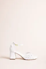 Sandalias de taco medio ancho, color blanco, con múltiples tiras finas en la parte delantera y tira al tobillo con hebilla dorada.