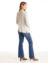 Cardigan tejido color beige, marca Elie Tahari, con cuello con solapa, bolsillos delanteros aplicados y ruedo de manga con dobladillo.