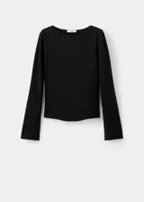 Camiseta negra de diseño ajustado, con escote redondo y mangas largas.