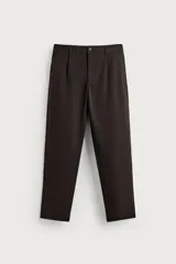 Pantalón straight fit marrón oscuro confeccionado en tejido elástico, con cintura elástica, pliegues delanteros, bolsillos frontales, bolsillos traseros de vivo con botón y cierre frontal con cremallera y botón.