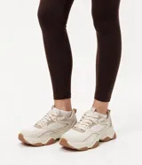 Championes chunky de mujer Satinato, color beige con detalles ondulados y suela de goma marrón.