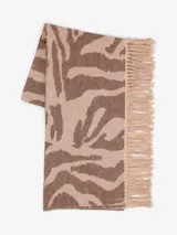 Bufanda rectangular con estampado animal print en tonos beige y marrón, con flecos en los extremos.