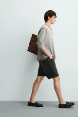 Bermuda de jean con corte regular fit, confeccionada en denim de algodón con elasticidad. Presenta diseño de cinco bolsillos, efecto lavado y cierre frontal con cremallera y botón.