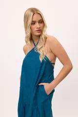 Vestido corto de cuello halter con espalda descubierta y falda con volado en el ruedo.