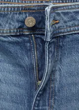 Jeans de tiro alto con diseño culotte, confeccionados en tejido de algodón con un toque de elastano. Presentan un acabado de lavado clásico, cierre de cremallera con botón, trabillas para cinturón y bajo deshilachado.