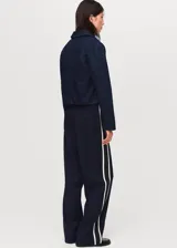 Pantalon de vestir de corte recto y tiro medio, color azul marino. Presenta cintura elástica con lazo ajustable y una raya lateral en contraste de color blanco.