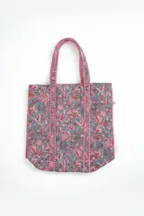 Bolso tipo tote bag color celeste con estampado floral en tonos rosados y rojos, con asas de hombro y bordes con detalles rayados.