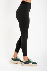 Legging deportivo de tiro alto en color negro, con ajuste ceñido al cuerpo y diseño minimalista.