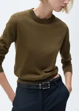 Jersey de punto fino con cuello redondo y manga larga, de diseño recto y corte estándar.