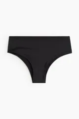 Pack de tres bombachas hipster negras de microfibra con cintura estándar, refuerzo interior y cobertura media en la parte de atrás.