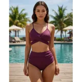 Conjunto de bikini negro de tiro alto, compuesto por un corpiño triangular con diseño cruzado en el frente y tirantes finos regulables, y una bombacha de corte clásico y talle alto.