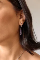 Aros colgantes de acero quirúrgico plateado con dije de piedra natural rosa en forma de lágrima.