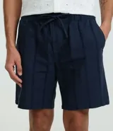 Bermuda recta de playa en color blanco roto, confeccionada en algodón texturizado con efecto de rayas verticales. Posee cintura elástica con cordón ajustable.