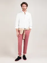 Camisa blanca de algodón con cuello button-down, corte regular fit, manga larga con puños simples y logo bordado en el pecho.
