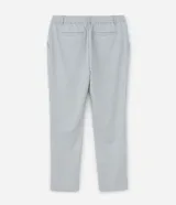 Pantalón de sastrería corte skinny, color gris, con trabillas en la cintura, cierre de botón y cremallera, y bolsillos laterales. Confeccionado con tecnología performance que ofrece secado rápido y resistencia a las arrugas.