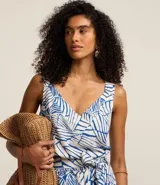 Blusa sin mangas con escote en V y estampado de hojas en tonos azul y blanco.